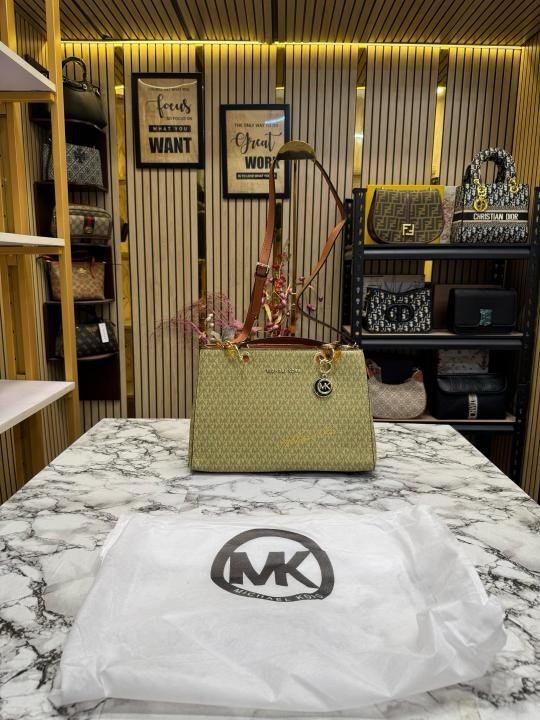 MICHAE L KORS CYNTHIA HANDBAG WITH OG DUST BAG PREMIUM QUALITY YELLOW(MT)